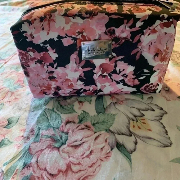 Nicole Miller pink Flower Pattern with black Background Travel Bag - Picture 1 of 6